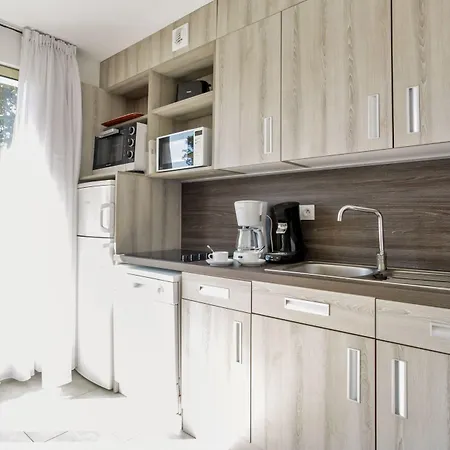 Ξενοδοχείο με διαμερίσματα Pierre & La Corniche D'or 3*