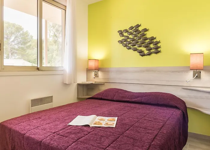 Pierre & La Corniche D'or 3* بولوريس - سور - مير